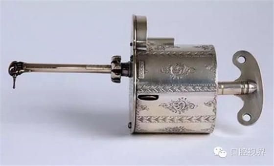 以前牙醫(yī)是怎樣虐待人們牙齒的？ 看完了就知道現(xiàn)在看牙多舒適了！