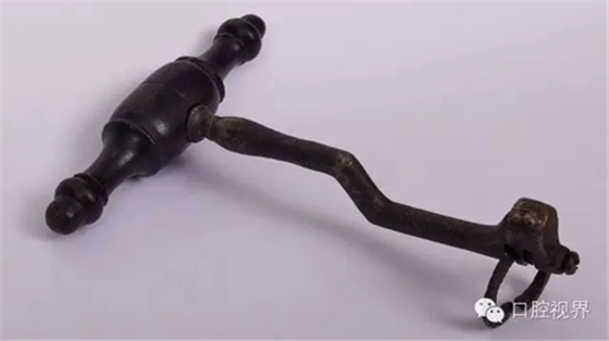 以前牙醫(yī)是怎樣虐待人們牙齒的？ 看完了就知道現(xiàn)在看牙多舒適了！