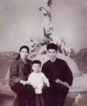 小崔父親的真實(shí)身份曝光，痛打明星戲子的臉！